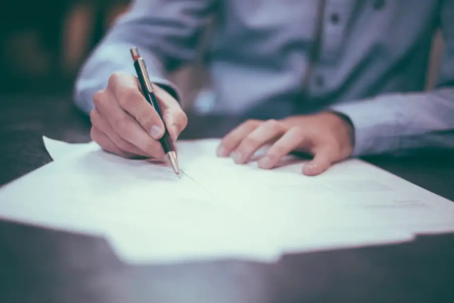 Rédaction d'un acte sur un bureau