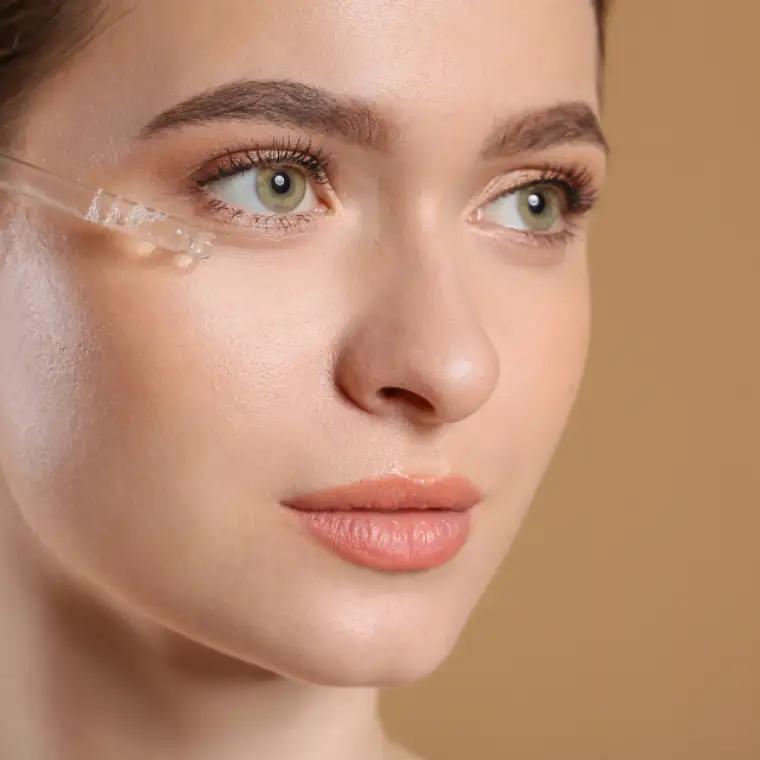 Application d'un sérum sur le visage