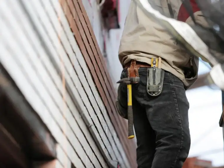Artisan couvreur portant sa ceinture à outils