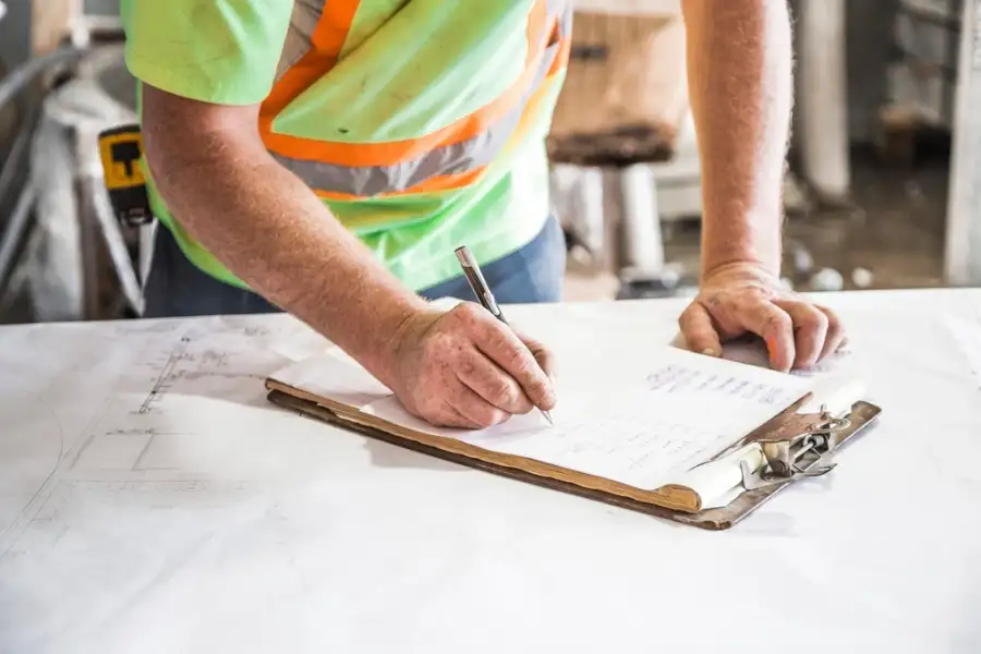 Relevé de mesures sur un plan de chantier