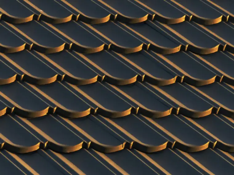 Détail d'une couverture en tuiles sombres