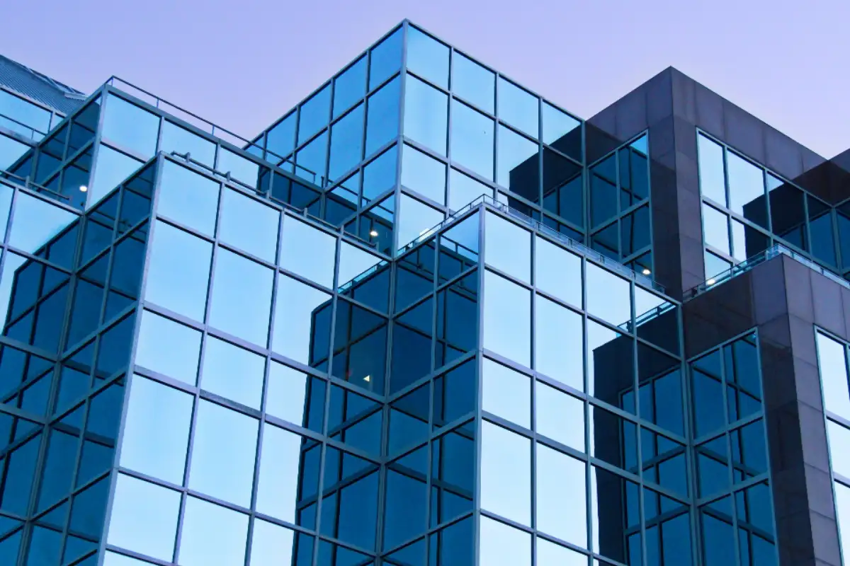 Façade vitrée d'un immeuble de bureaux, vue en contre-plongée