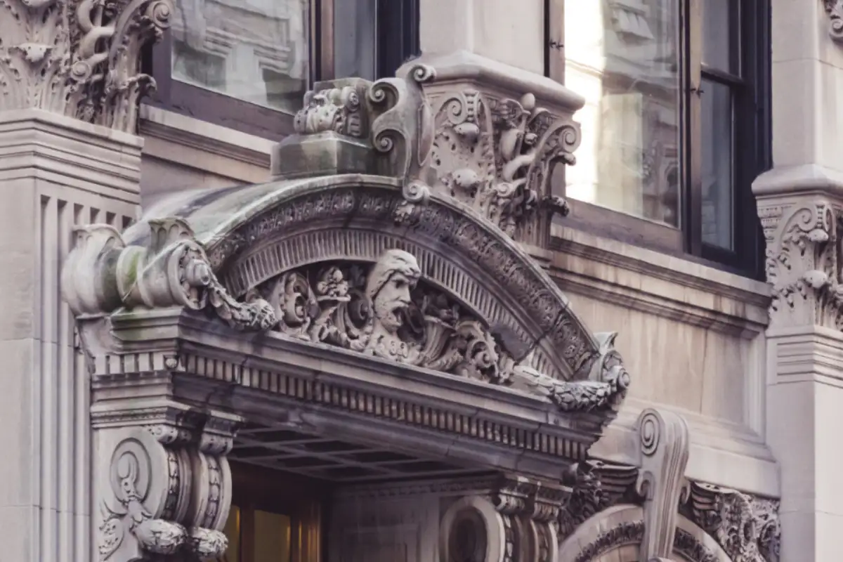 Entrée sculptée d'un immeuble ancien en pierre de taille