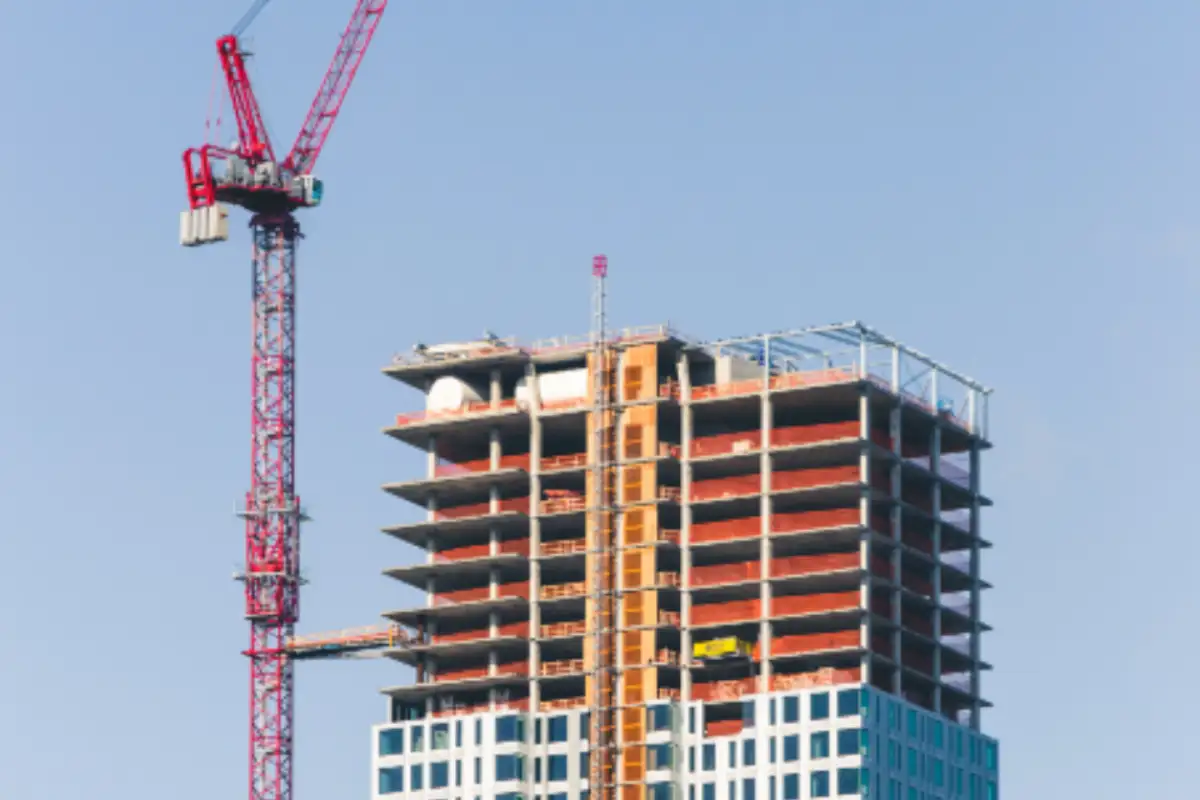 Immeuble en construction et grue de chantier sous un ciel dégagé