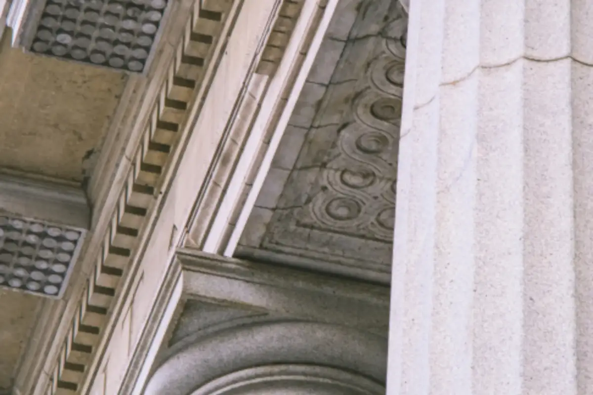 Colonnes et corniche sculptée d'un bâtiment en pierre