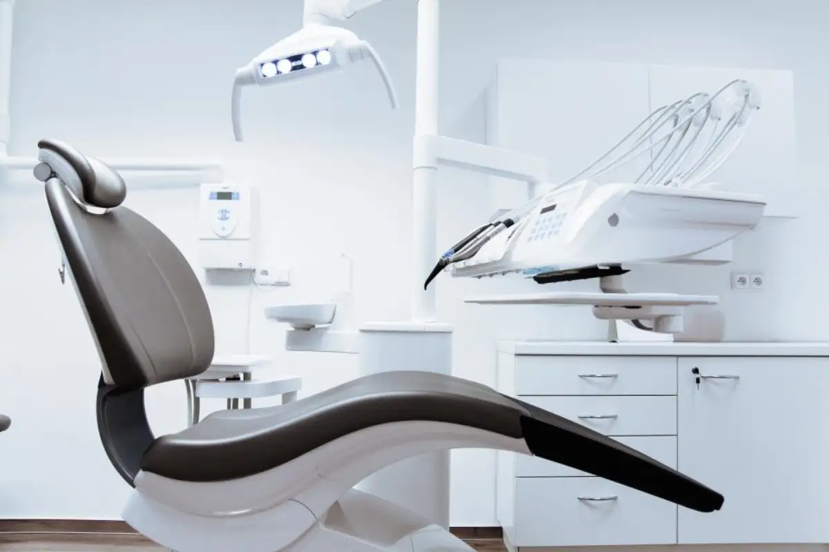 Fauteuil et scialytique d'un cabinet dentaire contemporain
