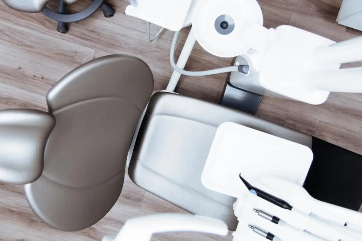 Fauteuil dentaire et instruments vus de dessus