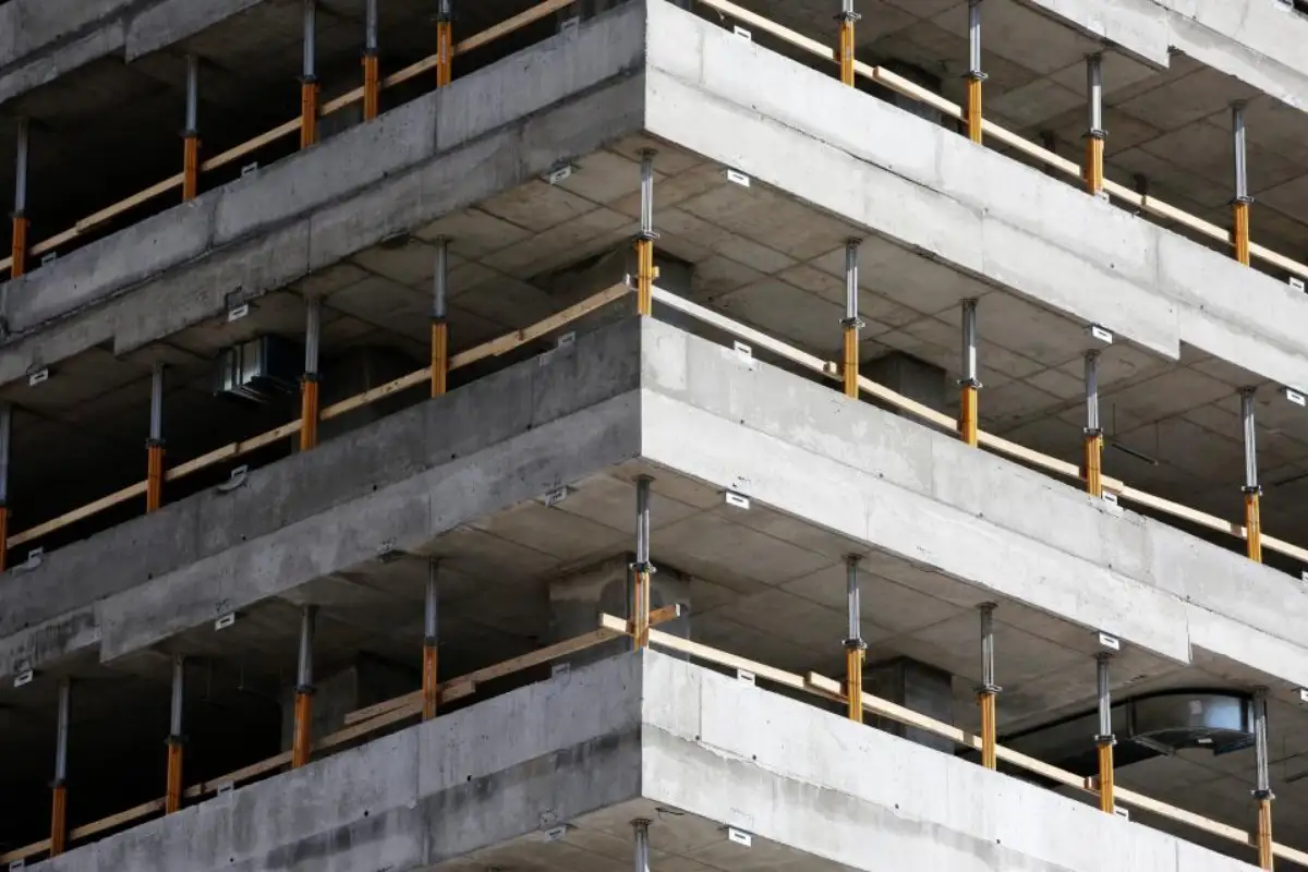 Planchers béton d'un immeuble en construction, soutenus par des étais métalliques