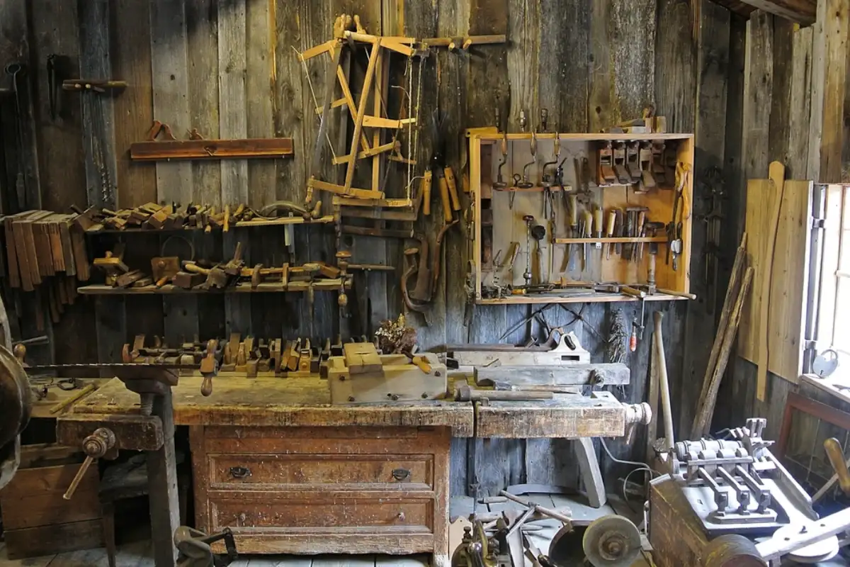 Établi d'atelier de menuiserie avec outils à main suspendus au mur