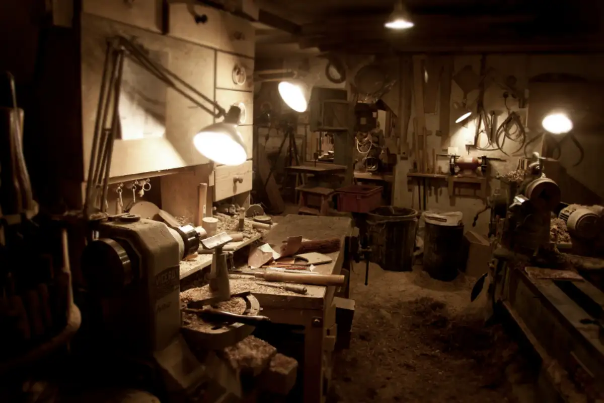 Atelier de menuiserie éclairé, machines et pièces de bois en cours de travail