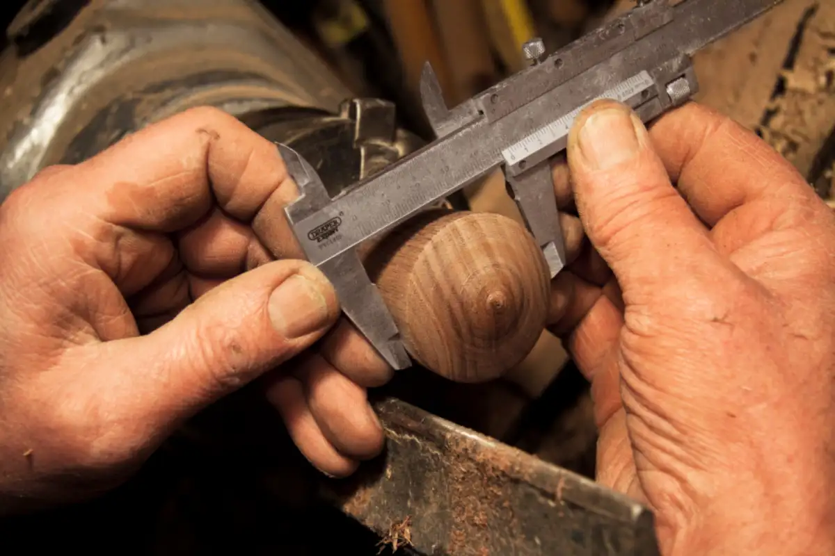 Mesure au pied à coulisse d'un tourillon de bois