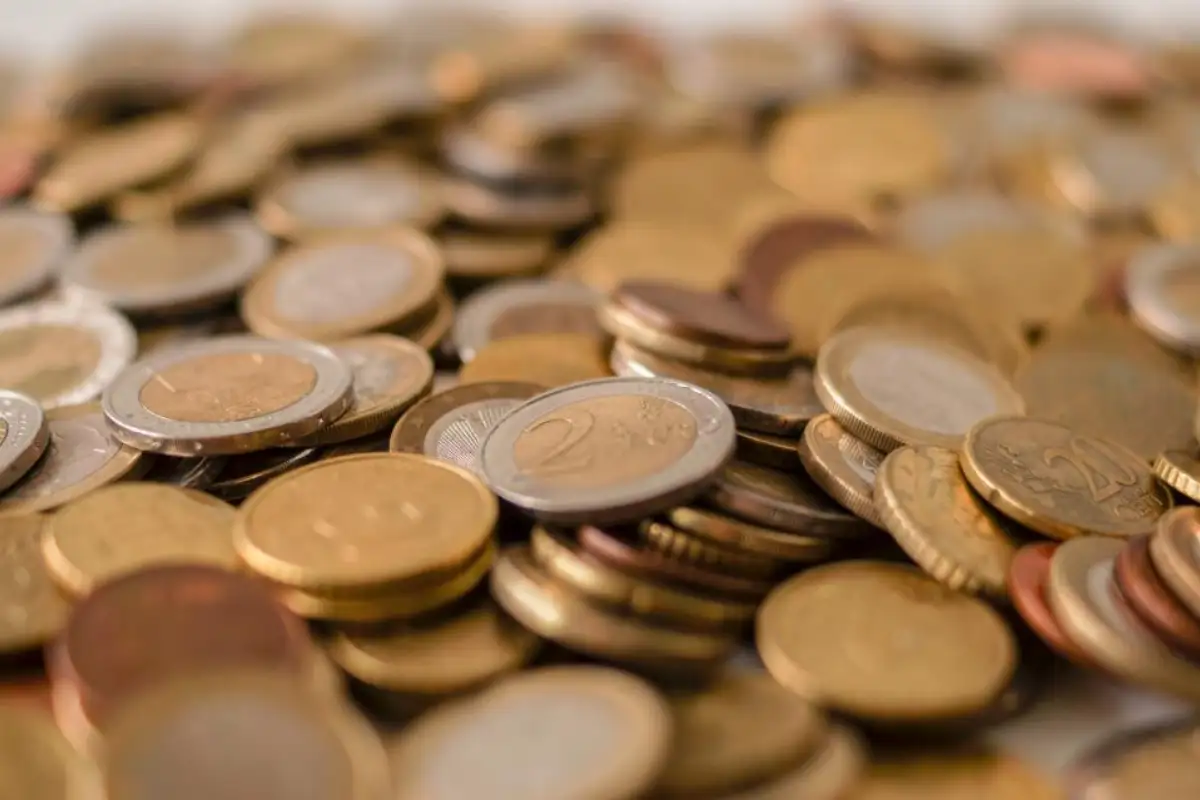 Pièces de monnaie en euros amoncelées