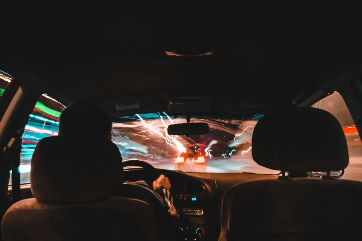 Vue depuis la banquette arrière d'une berline roulant de nuit